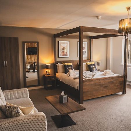 فندق Crossways ويلْزْ المظهر الخارجي الصورة A bedroom at The Old Vicarage Hotel