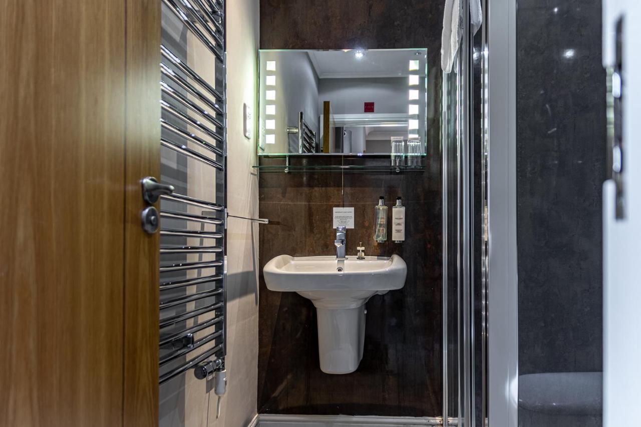 فندق Crossways ويلْزْ المظهر الخارجي الصورة A wet room