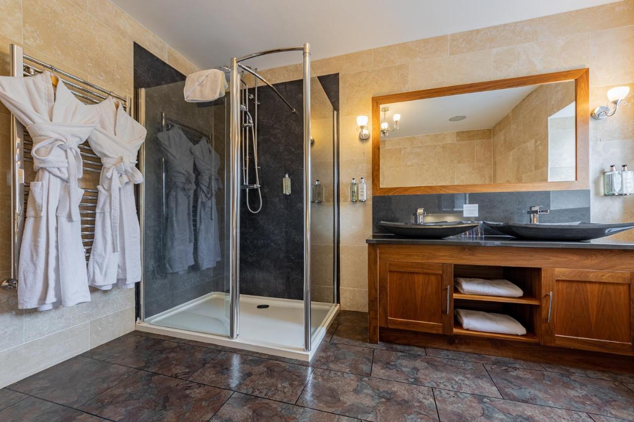 فندق Crossways ويلْزْ المظهر الخارجي الصورة A shower enclosure