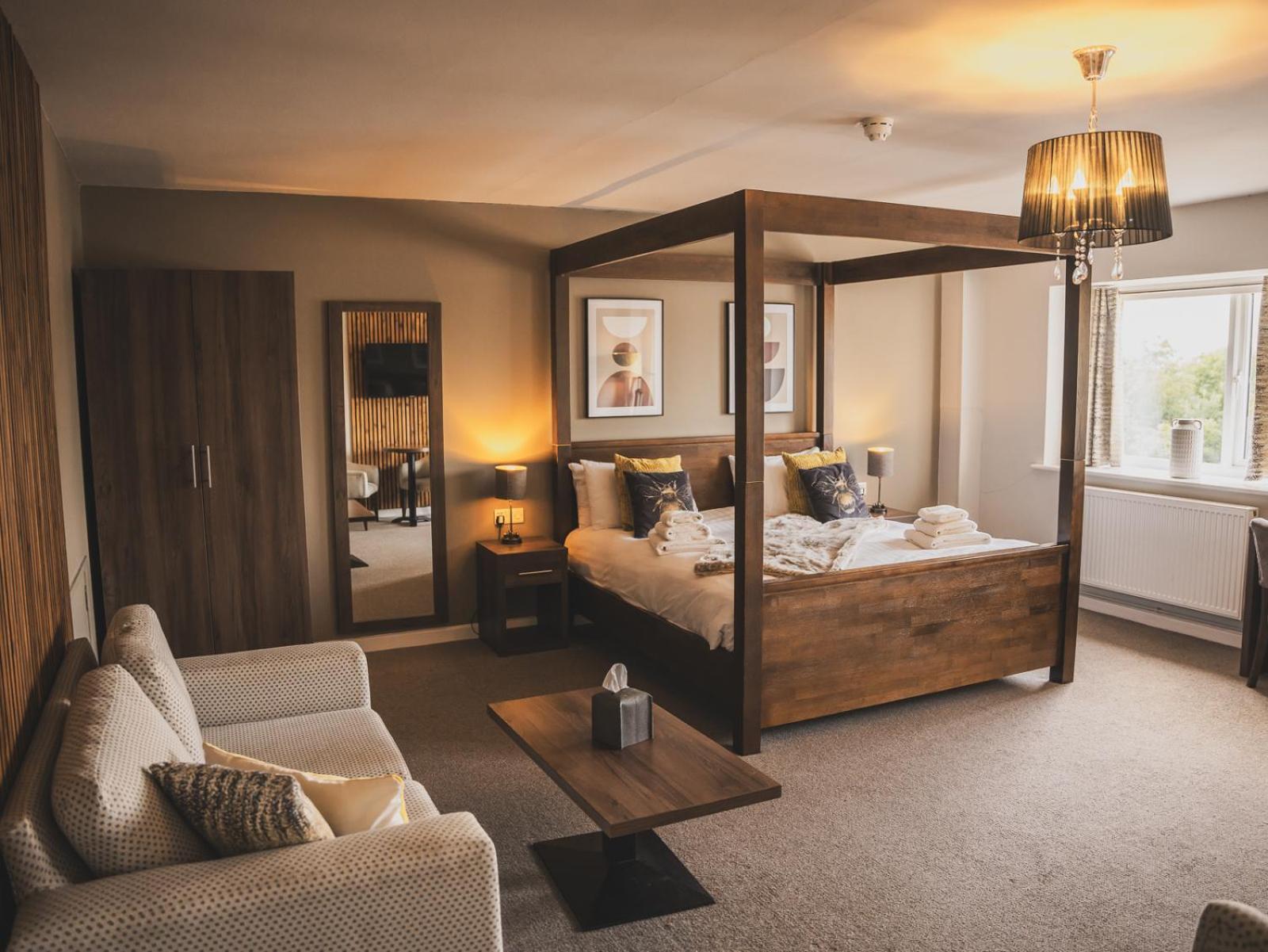 فندق Crossways ويلْزْ المظهر الخارجي الصورة A bedroom at The Old Vicarage Hotel