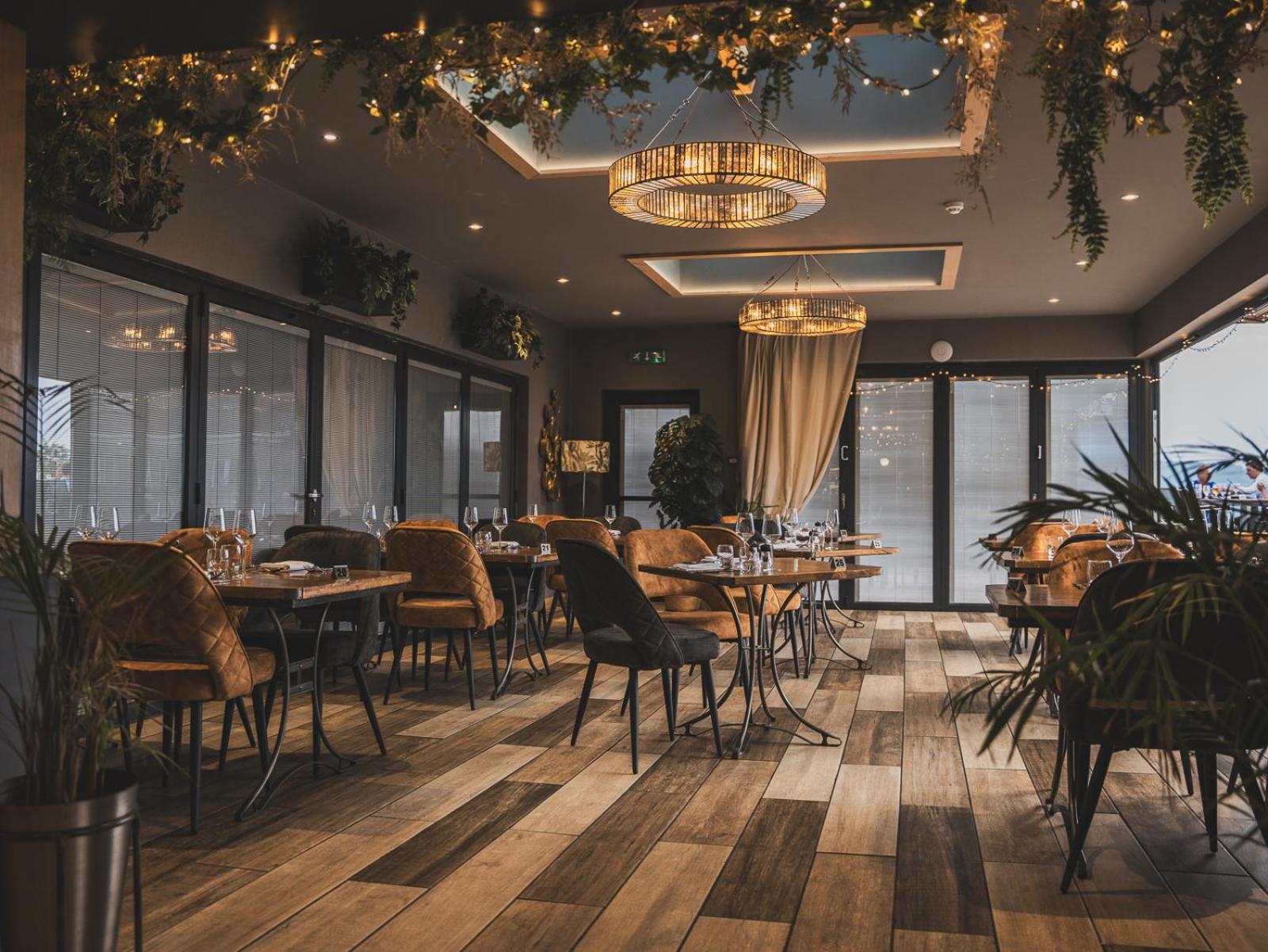 فندق Crossways ويلْزْ المظهر الخارجي الصورة The interior of the restaurant