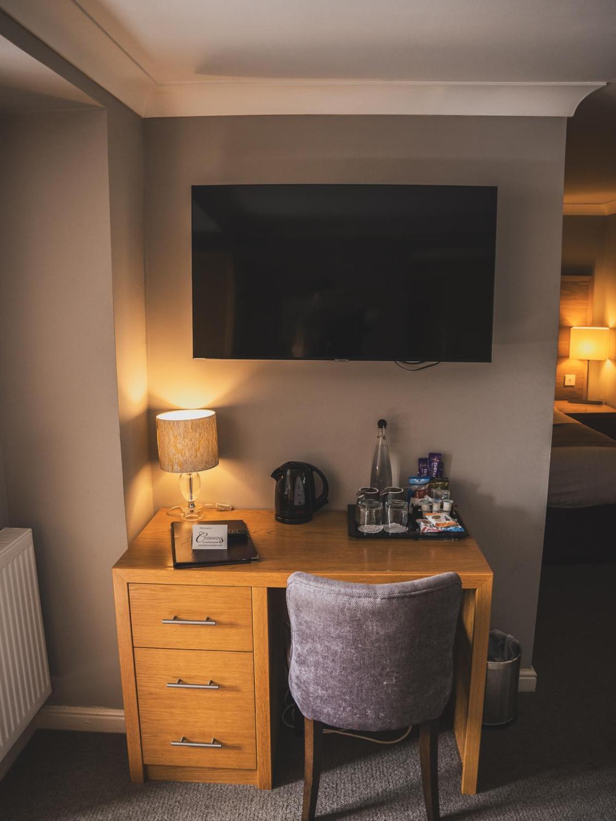 فندق Crossways ويلْزْ المظهر الخارجي الصورة A television in a hotel room