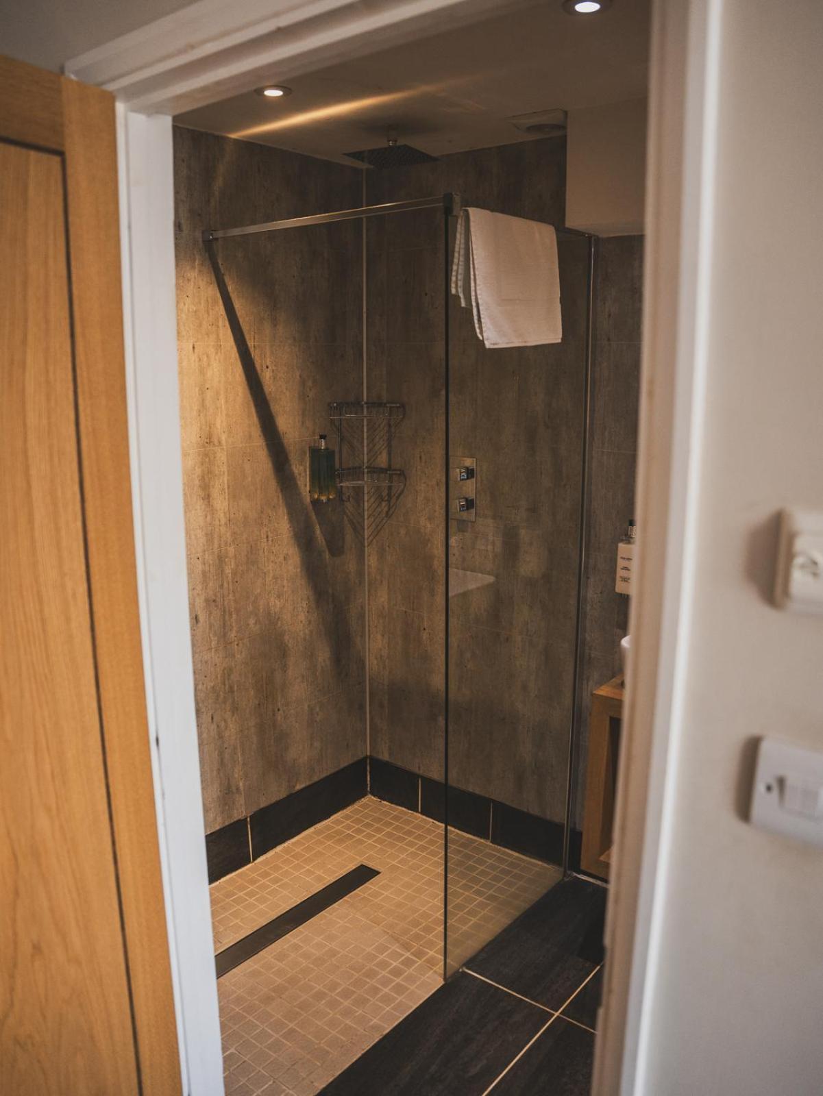 فندق Crossways ويلْزْ المظهر الخارجي الصورة A shower cubicle