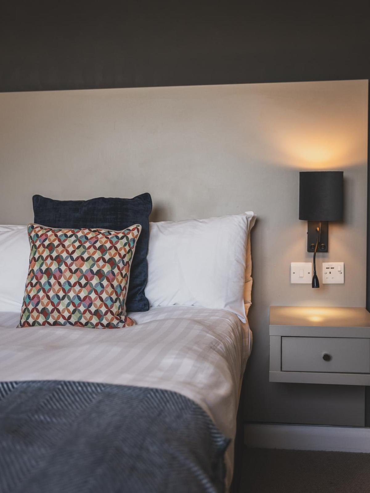 فندق Crossways ويلْزْ المظهر الخارجي الصورة A wall light