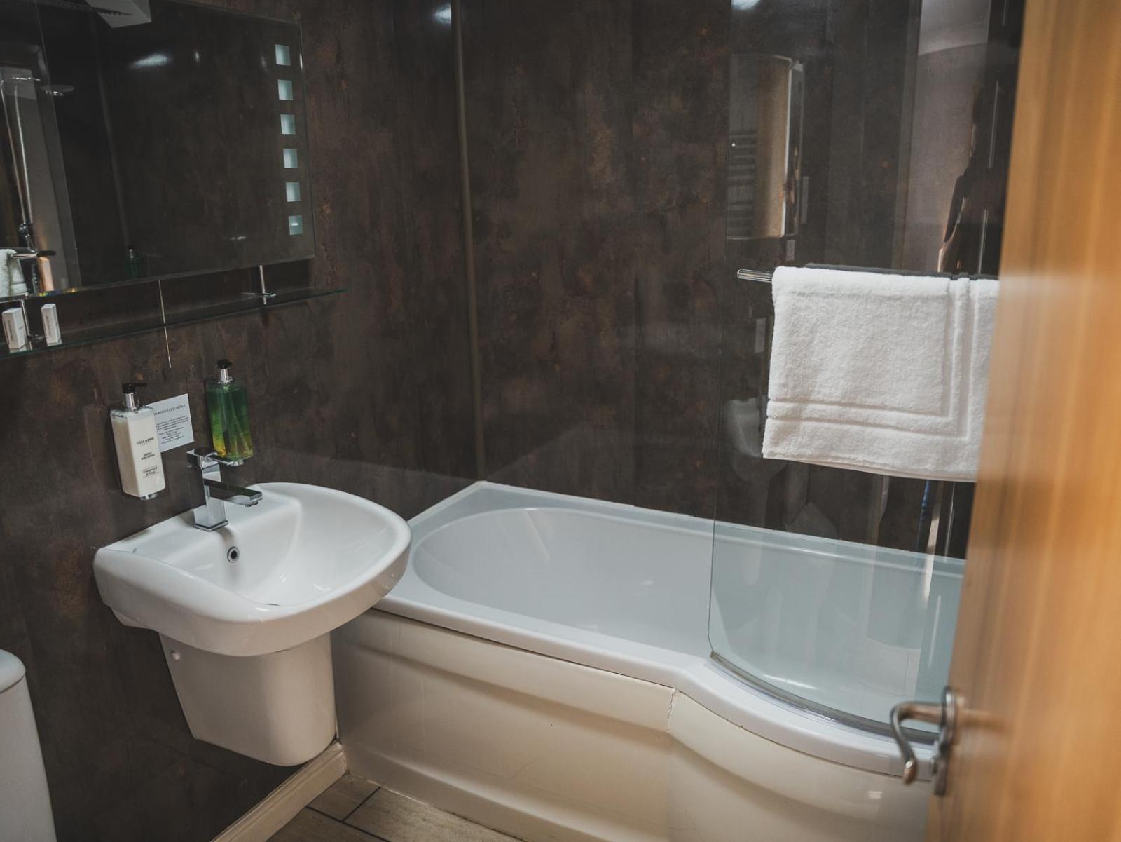فندق Crossways ويلْزْ المظهر الخارجي الصورة Bathroom in a hotel