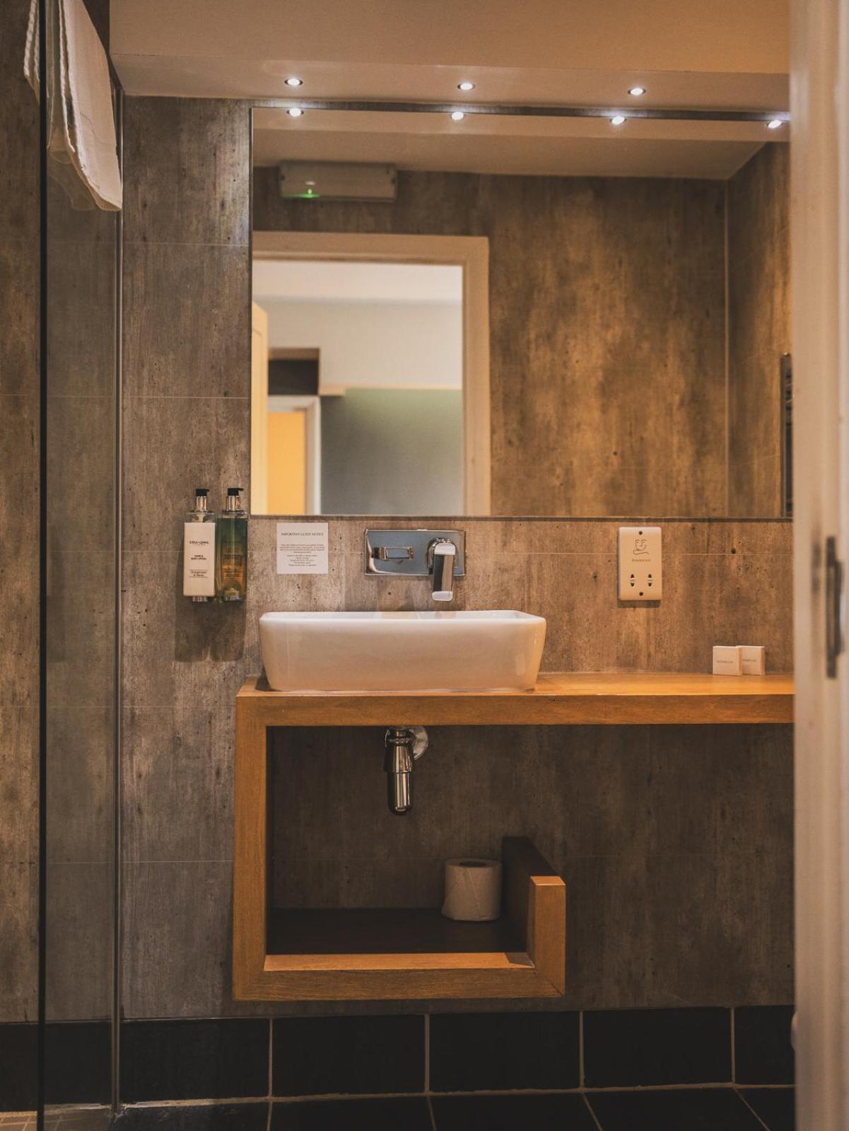 فندق Crossways ويلْزْ المظهر الخارجي الصورة Bathroom