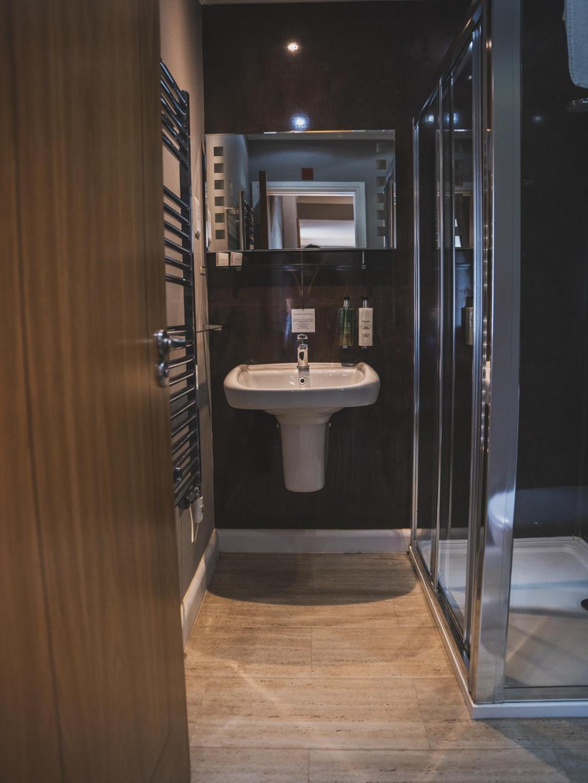 فندق Crossways ويلْزْ المظهر الخارجي الصورة A wet room in a hotel