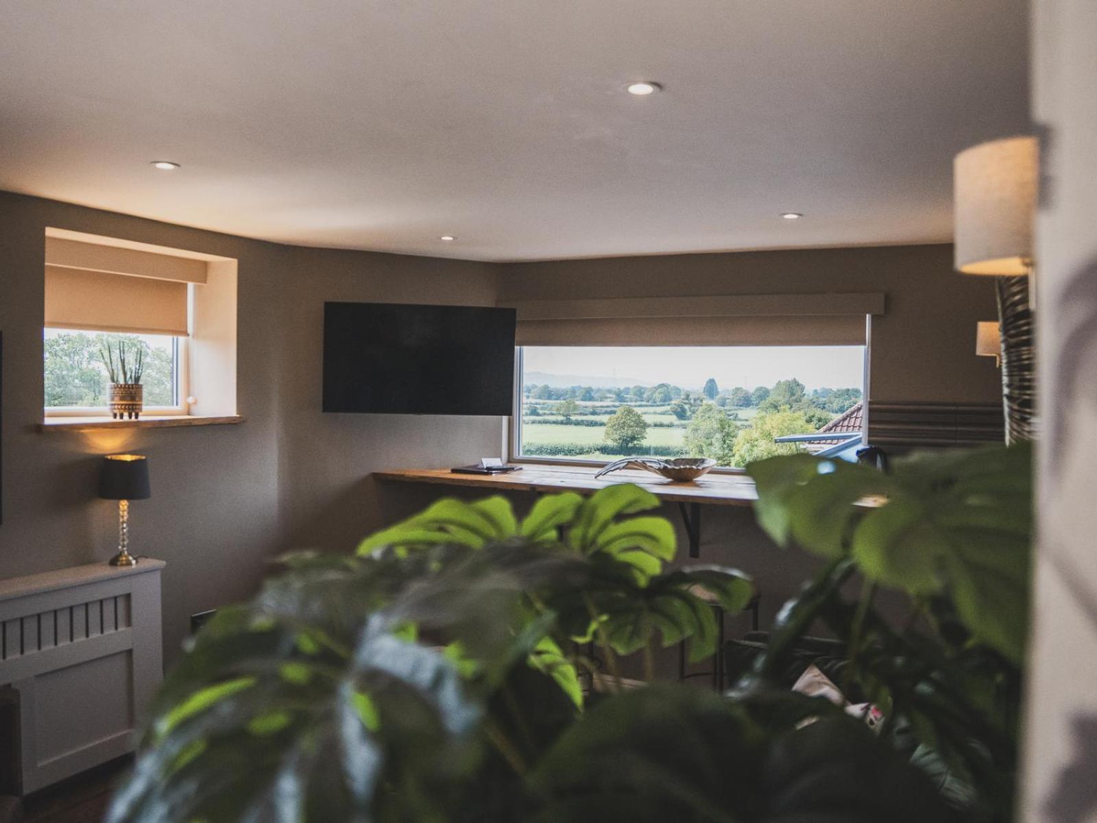 فندق Crossways ويلْزْ الغرفة الصورة The interior of the control tower at Cotswold Airport