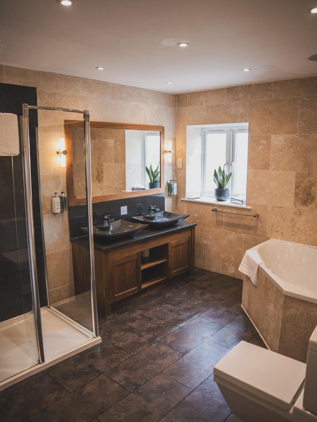 فندق Crossways ويلْزْ الغرفة الصورة A bathroom in the UK